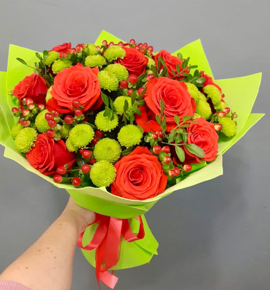 Букет цветов из: Хризантемы и Розы в Полевой