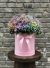 Цветочная композиция из Гипсофила и Розы в шляпной коробке в Полевой