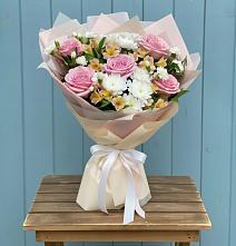 Букет цветов из:  Гвоздики, Орхидеи и Розы в Полевой