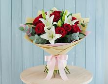 Букет цветов из:  Лилии и Розы в Полевой