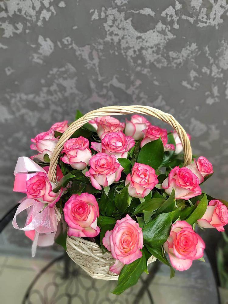 Цветочная композиция из Розы в корзине в Полевой