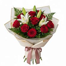 Букет цветов из:  Лилии и Розы в Полевой