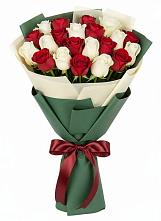 Букет Микс из красных и белых роз в Полевой