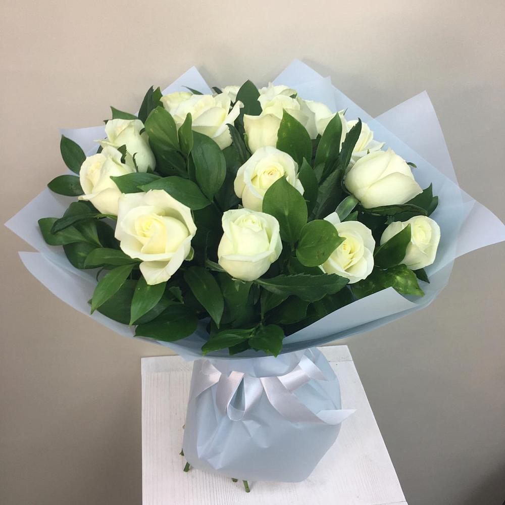 Букет 15 Белых роз Проуд в Полевой