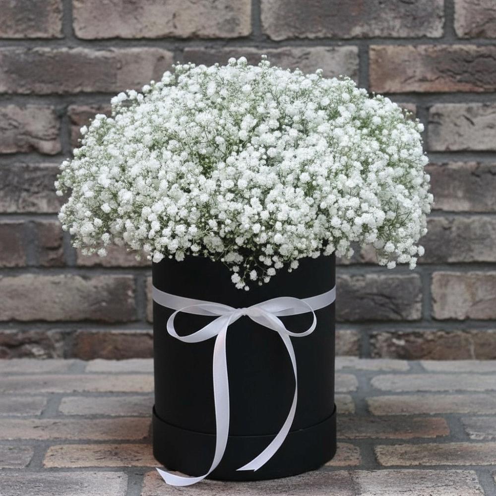 Цветочная композиция из Гипсофила в шляпной коробке в Полевой