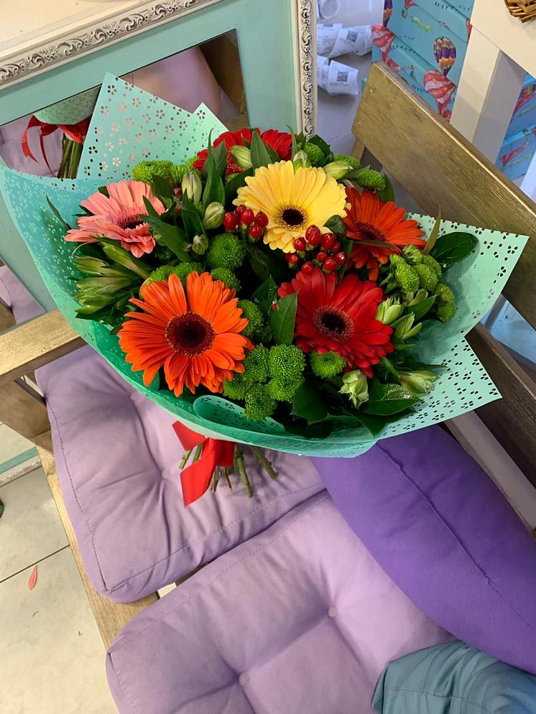 Букет цветов из: Герберы, Хризантемы и Альстромерии в Полевой