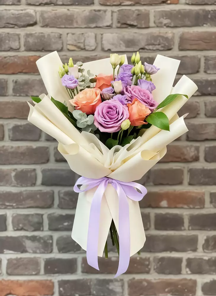 Букет цветов из: Лизиантусы и Розы в Полевой