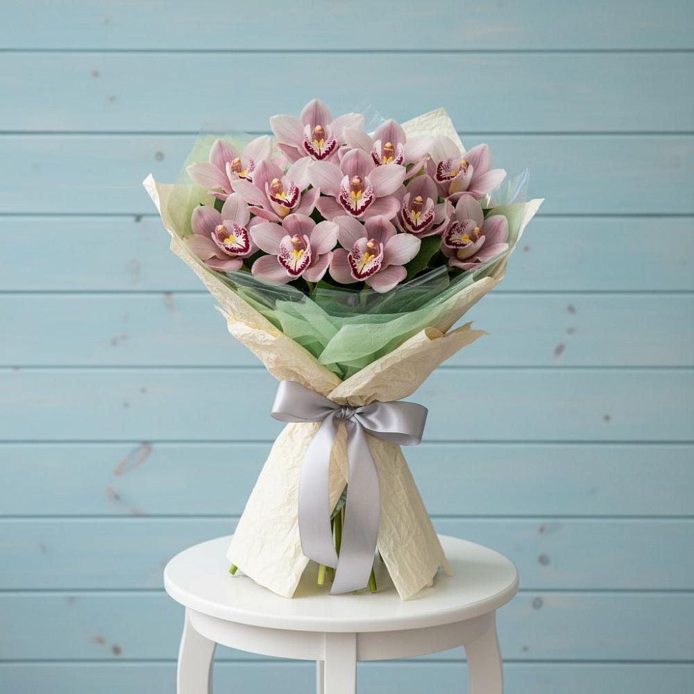 Букет цветов из: Орхидеи и Розы в Полевой