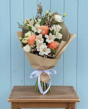 Букет цветов из:  Альстромерии, Лизиантусы, Розы и Хризантемы в Полевой