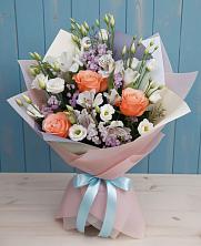 Букет цветов из:  Лизиантусы, Розы, Альстромерии и Гипсофила в Полевой