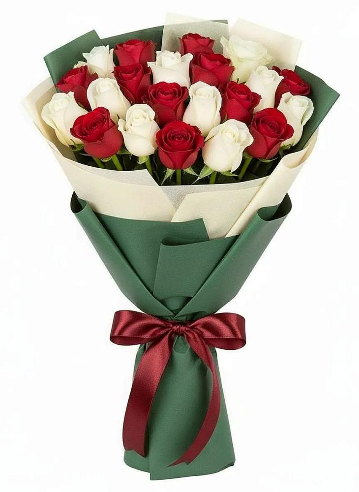 Букет Микс из красных и белых роз в Полевой