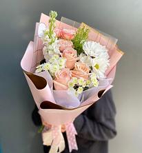 Букет цветов из:  Хризантемы и Розы в Полевой