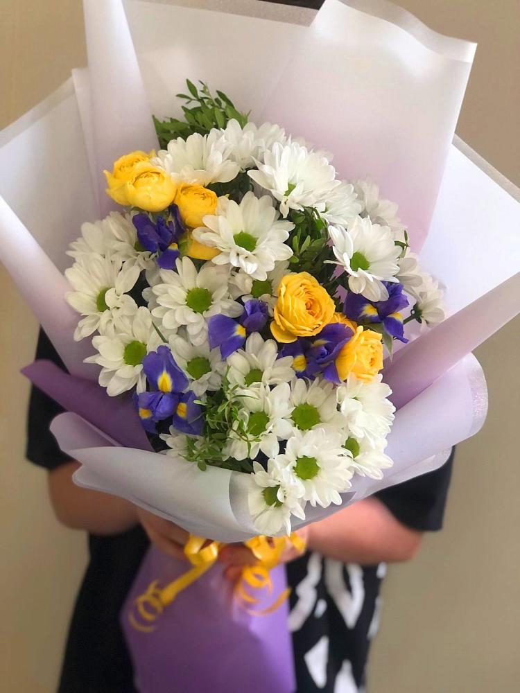 Букет цветов из: Ирисы, Хризантемы и Розы в Полевой