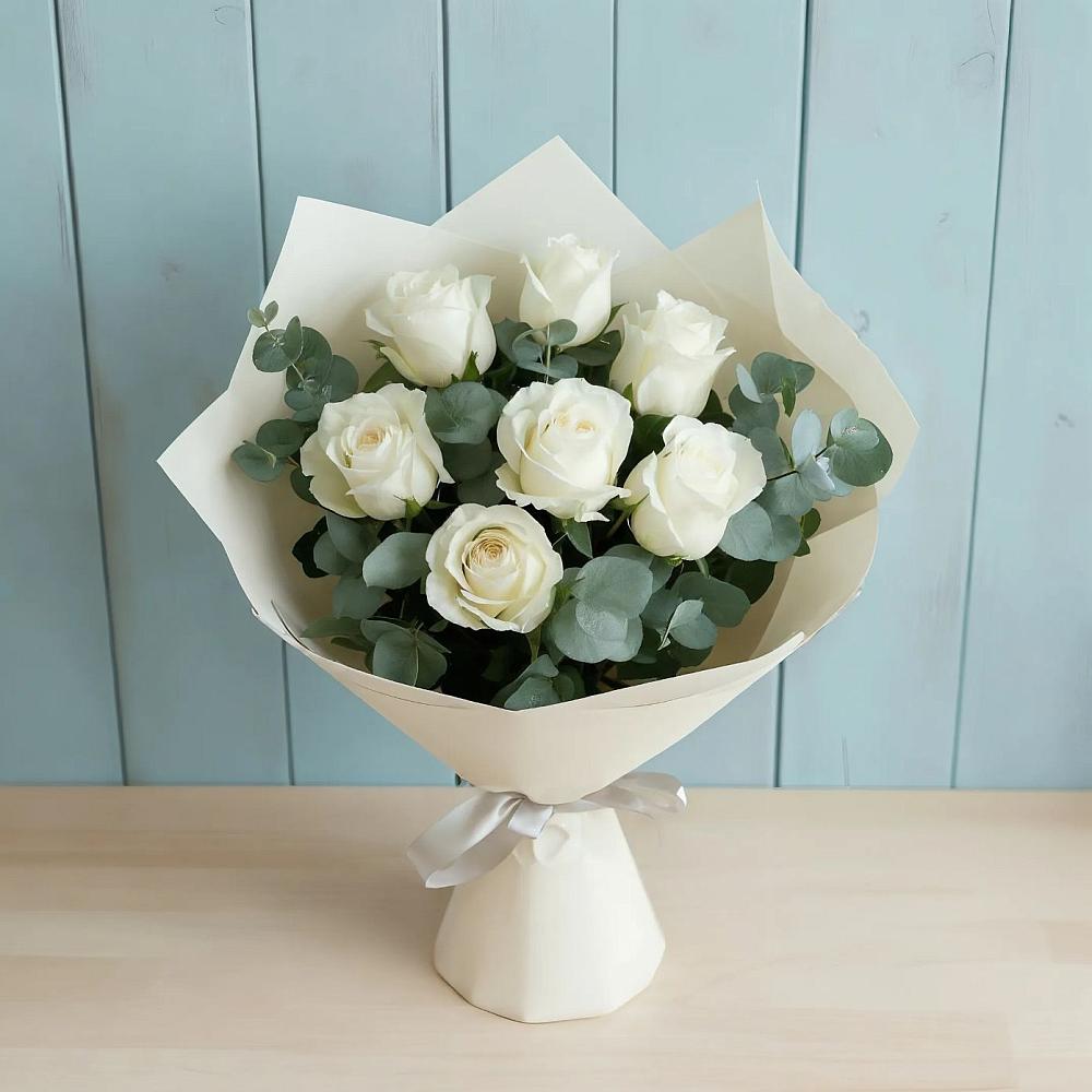 Букет Белые розы в Эвкалипте в Полевой