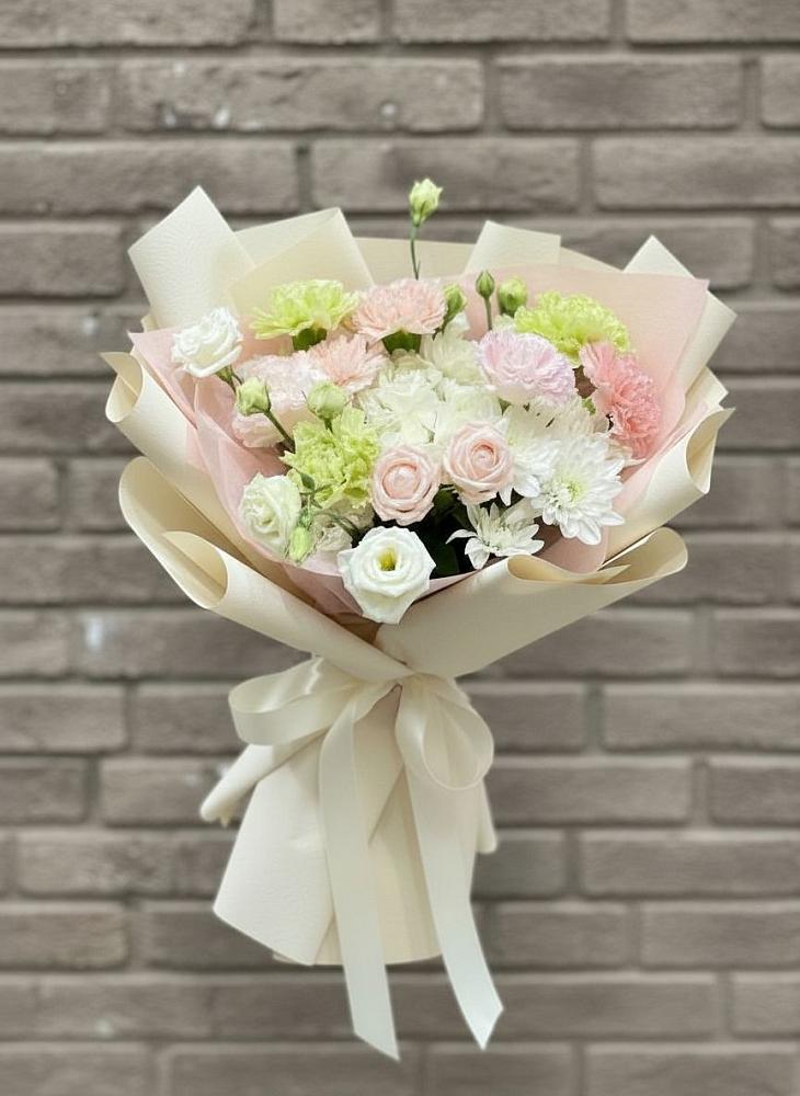 Букет цветов из: Гвоздики, Розы, Лизиантусы и Хризантемы в Полевой