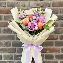 Букет цветов из:  Лизиантусы и Розы в Полевой