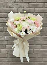 Букет цветов из:  Гвоздики, Розы, Лизиантусы и Хризантемы #REPLACE_PRED# Полевой