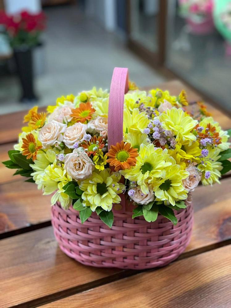 Цветочная композиция из Хризантемы и Розы в корзине в Полевой