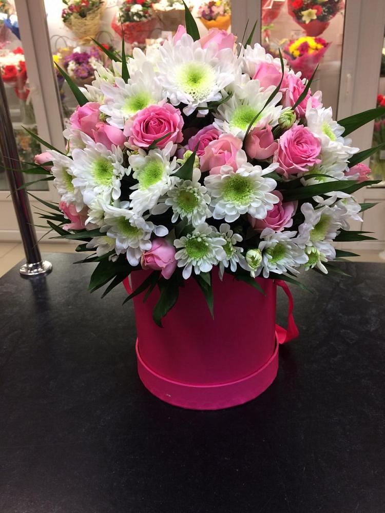 Цветочная композиция из Розы и Хризантемы в шляпной коробке в Полевой