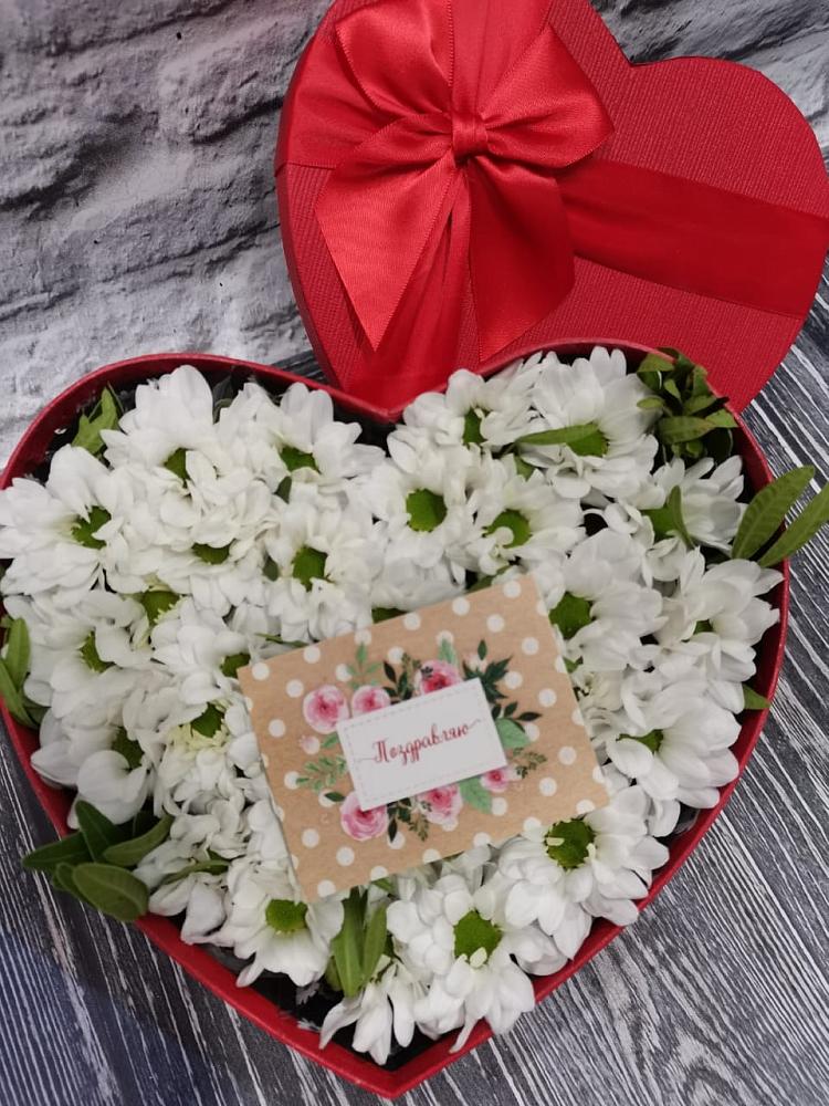 Цветочная композиция из Хризантемы в виде сердца в Полевой