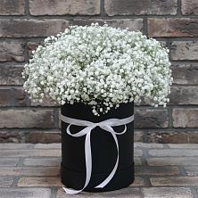 Цветочная композиция из Гипсофила в шляпной коробке в Полевой