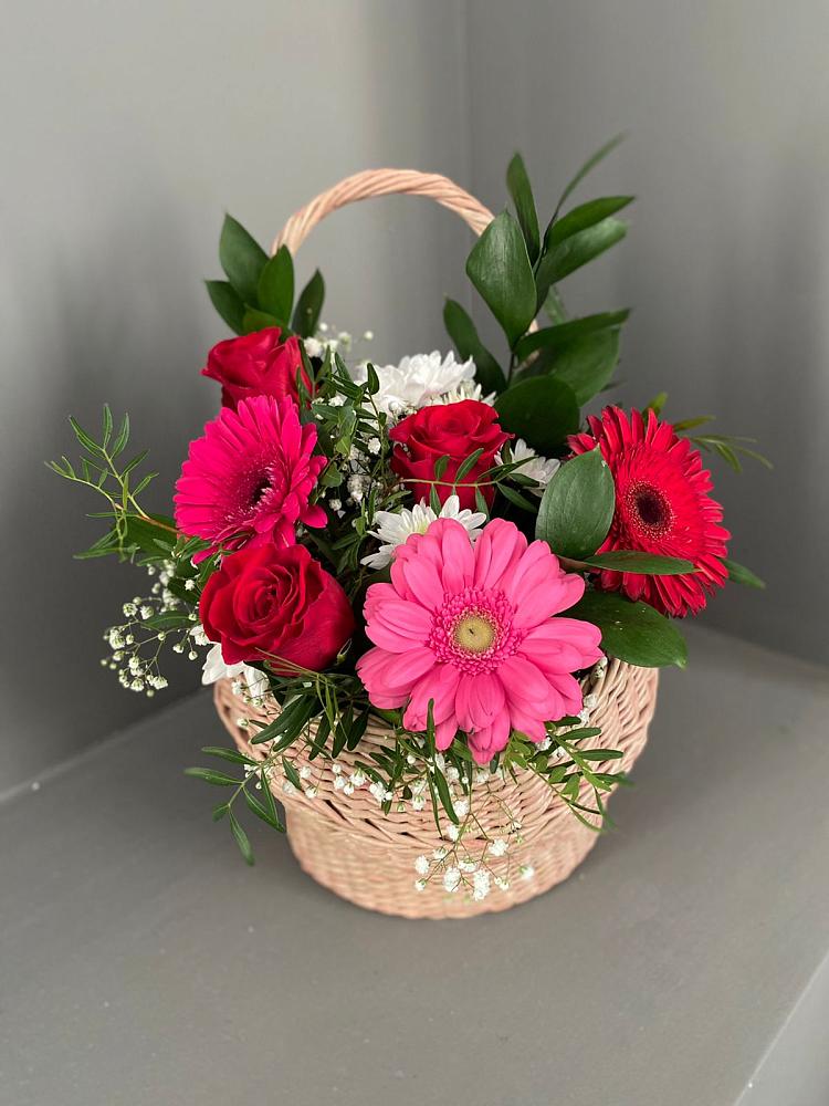 Цветочная композиция из Розы, Хризантемы и Герберы в корзине в Полевой