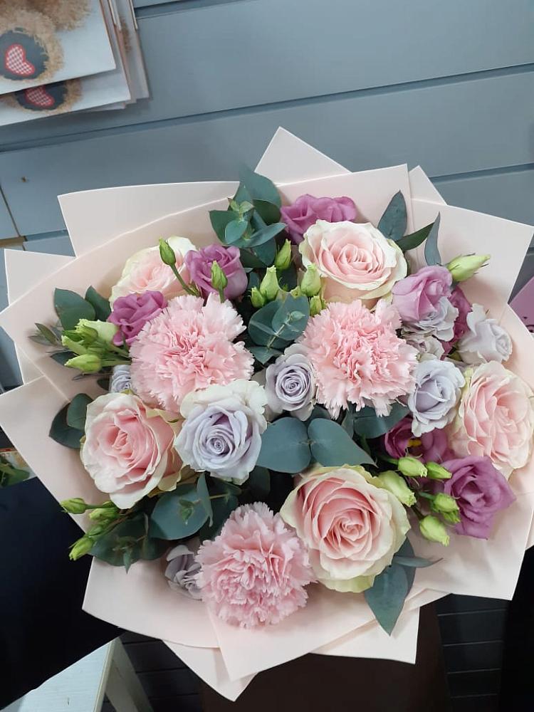 Букет цветов из: Розы, Гвоздики и Лизиантусы в Полевой