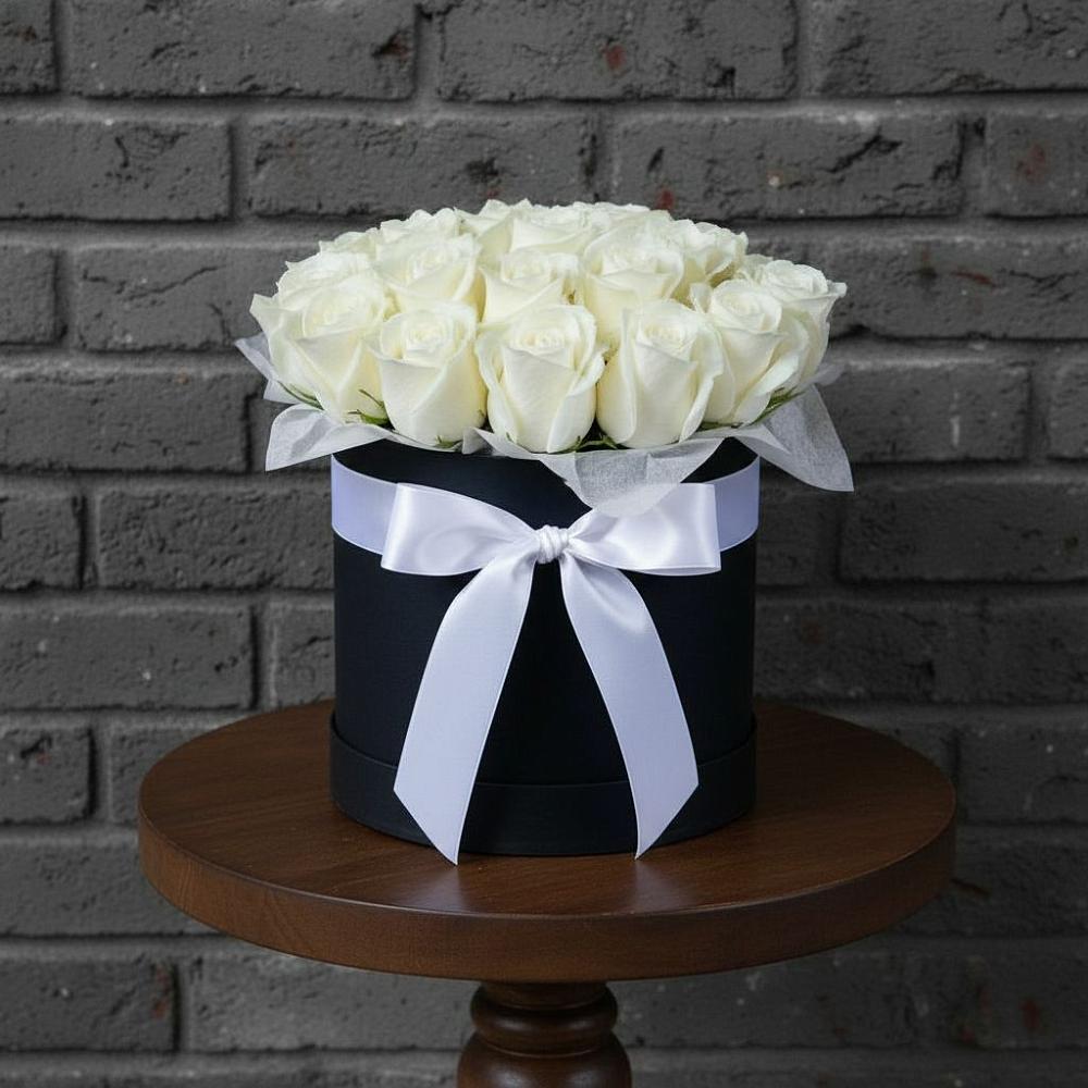 Цветочная композиция из Розы в шляпной коробке в Полевой