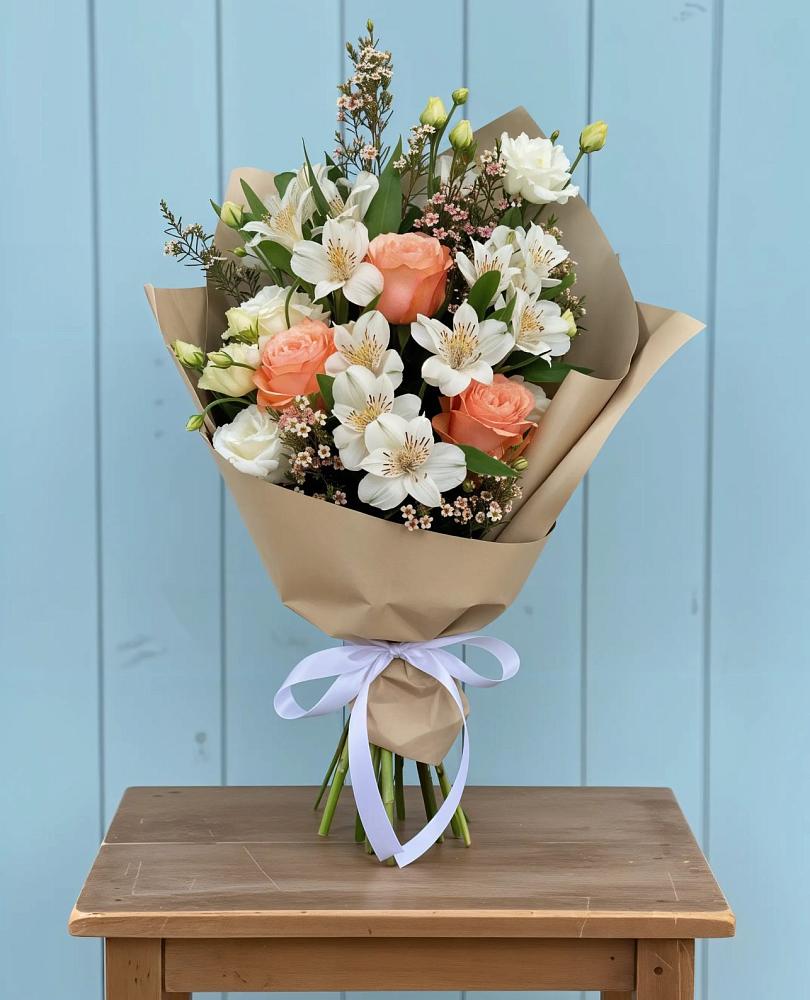 Букет цветов из: Альстромерии, Лизиантусы, Розы и Хризантемы в Полевой