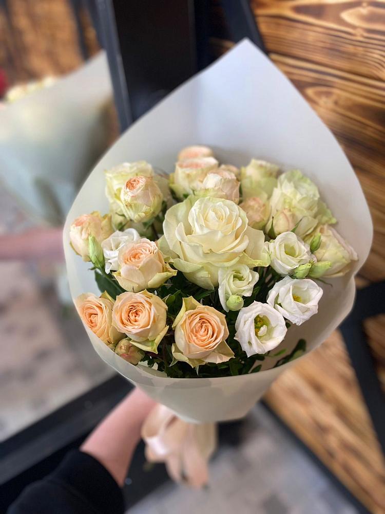 Букет цветов из: Розы и Лизиантусы в Полевой