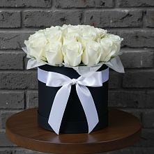 Цветочная композиция из Розы в шляпной коробке в Полевой